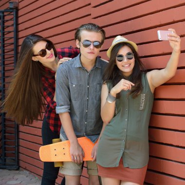 arkadaşlar akıllı telefon kullanarak