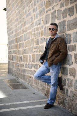 Orta yaşlı adam sokakta