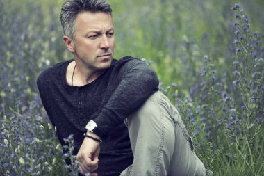 yakışıklı orta yaşlı adam niteliğine