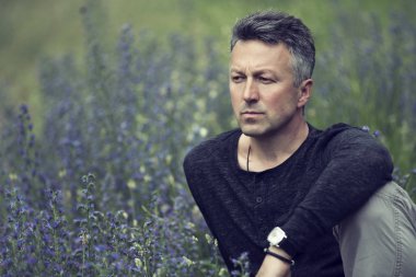 yakışıklı orta yaşlı adam niteliğine