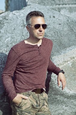 Adamın yanında taş duvar