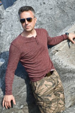 Adamın yanında taş duvar