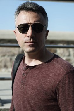 Yakışıklı adam sokak fotoğrafı