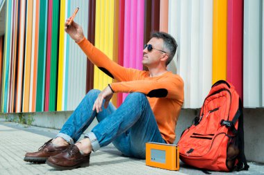 Akıllı telefon kullanan adam