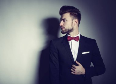 zarif siyah elbiseli adam
