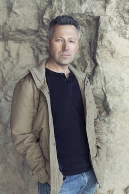 Taş duvara yakın duran adam