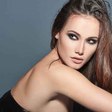 Dumanlı gözler ile moda kadın