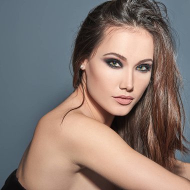 kadın stüdyoda poz