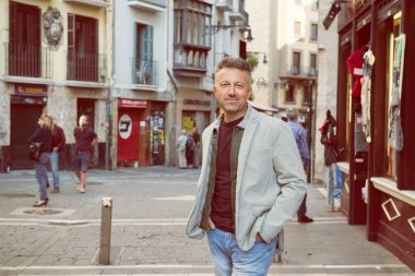 Eski sokak yakışıklı adam 