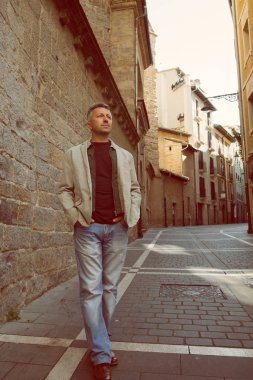 Antik Caddesi üzerinde yakışıklı adam 