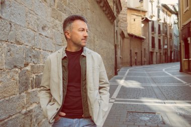 Antik Caddesi üzerinde yakışıklı adam 