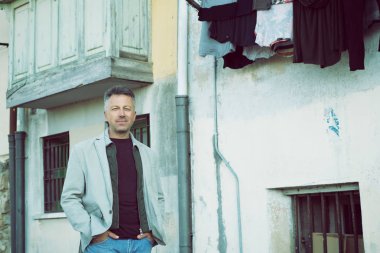 yakışıklı adam yürüyüş şehir