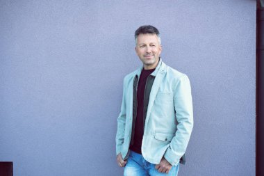 yakışıklı bir adam portresi