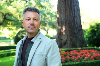 Yakışıklı adam park üzerine