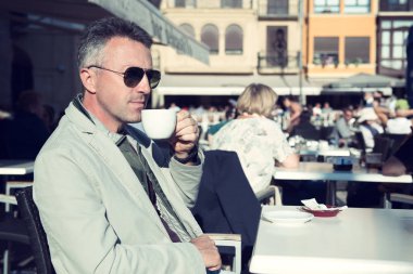 Adam içki kahve Cafe