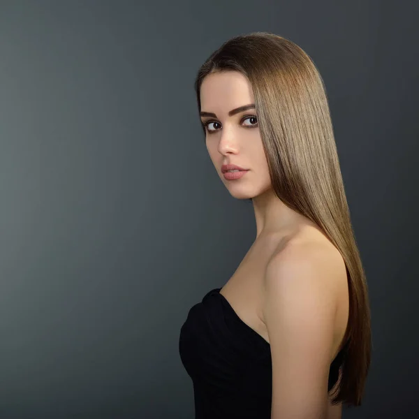 Mulher com cabelo longo saudável — Fotografia de Stock