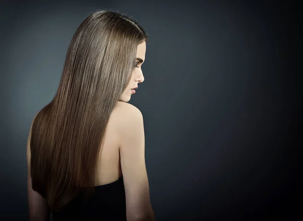Mujer con el pelo largo saludable — Foto de Stock
