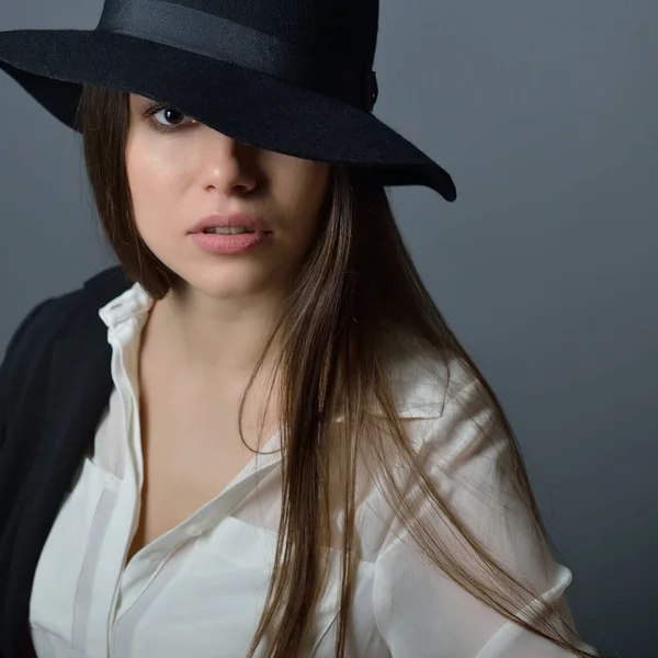 Şapkalı genç kadın. — Stok fotoğraf