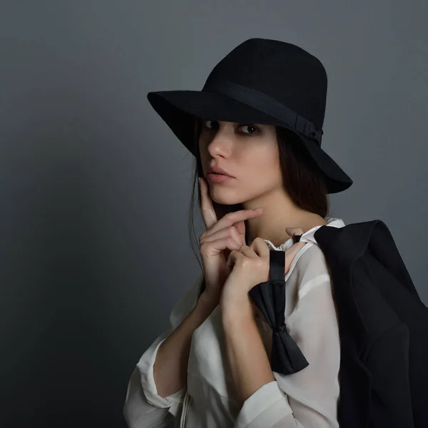 Mujer joven en sombrero — Foto de Stock