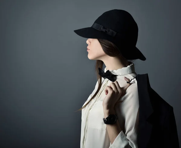 Jovem mulher de chapéu — Fotografia de Stock