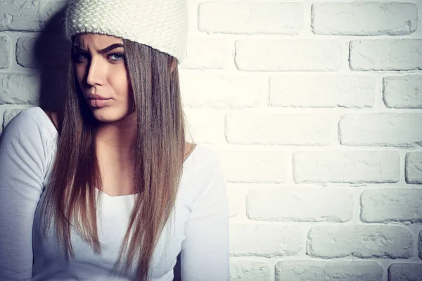 Femme étonnante en chapeau chaud — Photo