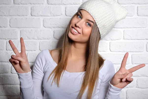 Mujer de moda en sombrero caliente — Foto de Stock