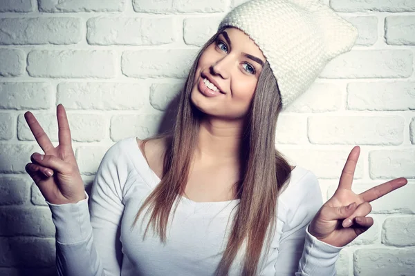 Fashion woman in warm hat — Stock Photo, Image