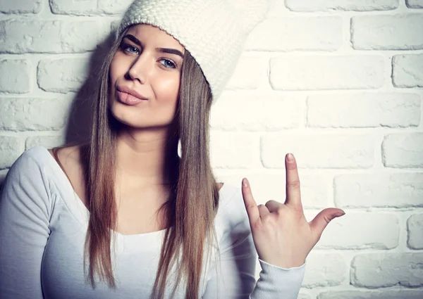 Portret van vrouw in hoed — Stockfoto