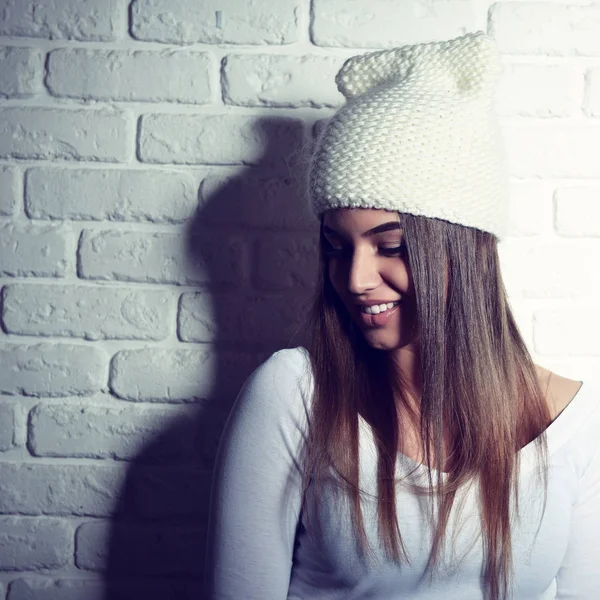 Mulher de chapéu quente branco — Fotografia de Stock