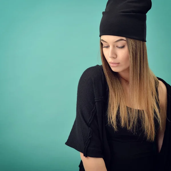 Mujer en sombrero caliente negro — Foto de Stock