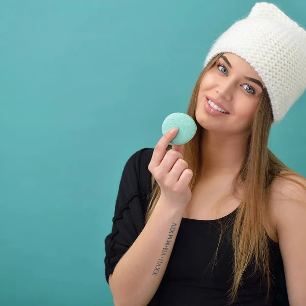 Mulher de moda com Macaron — Fotografia de Stock