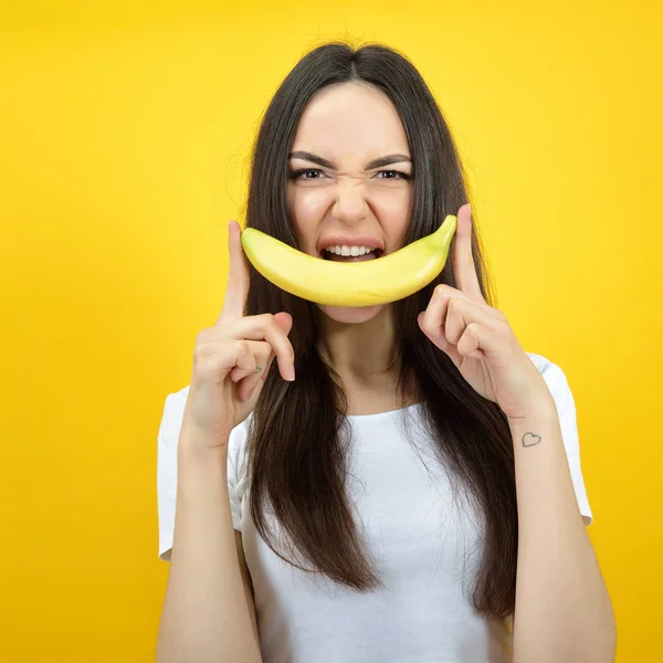 Mujer sosteniendo plátano — Foto de Stock