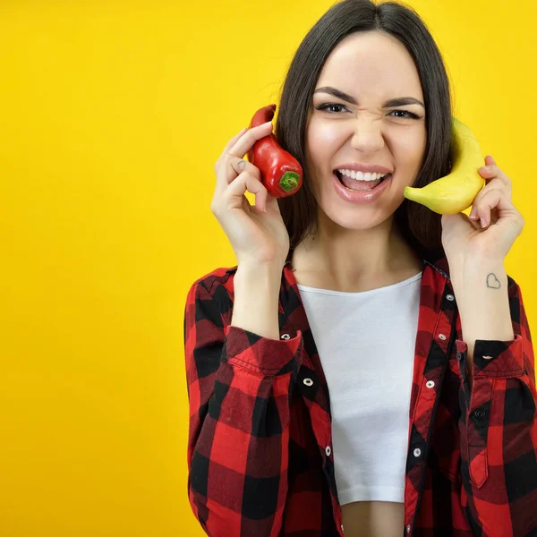 Vrouw met Chili peper — Stockfoto