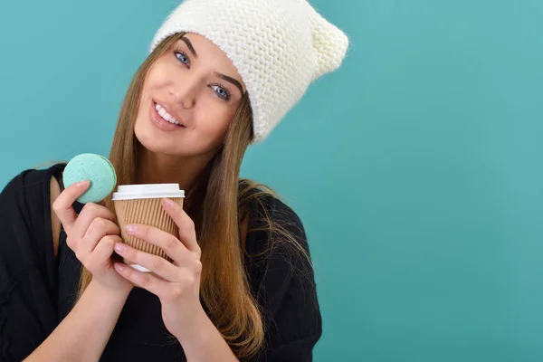 Žena s Macaron a káva — Stock fotografie