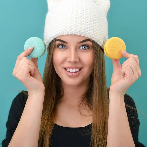 Vrouw in muts met Macarons — Stockfoto