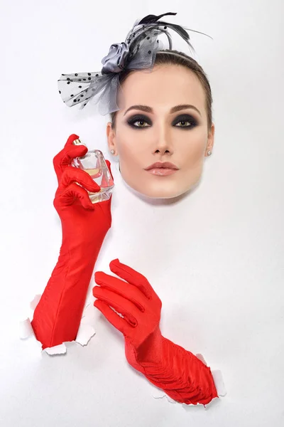 Retro žena s parfémem — Stock fotografie