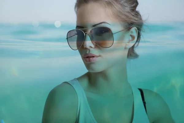 Fashion girl with sunglasses — Stock Photo, Image