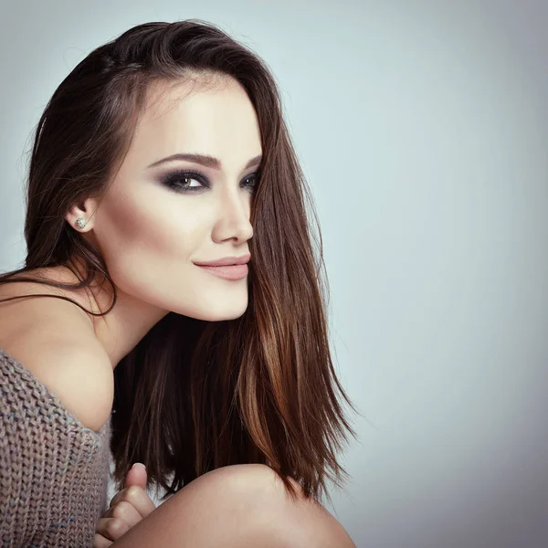 Mujer con ojos humeantes — Foto de Stock