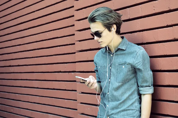 Junger Mann nutzt Smartphone — Stockfoto