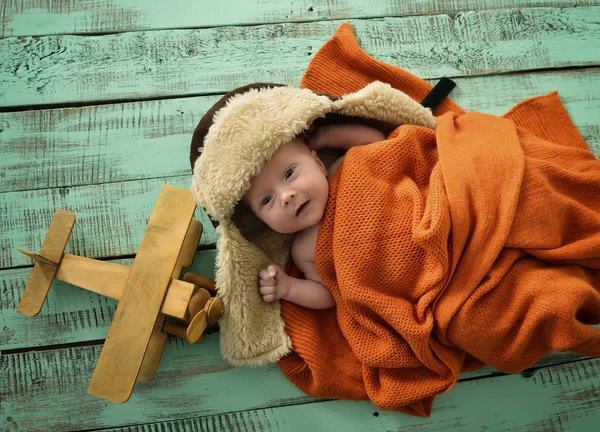 赤ちゃん少年飛行士パイロット スカーフと帽子と手作りグッズ airpl — ストック写真