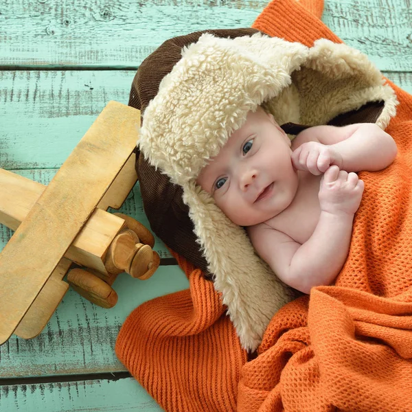 Baby jongen vlieger met pilot sjaal en muts en handgemaakte speelgoed airpl — Stockfoto