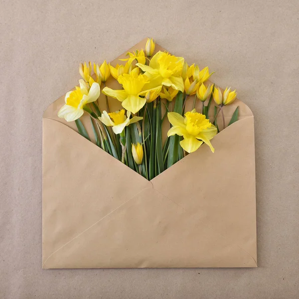 Bahar çiçekleri ile zarf — Stok fotoğraf