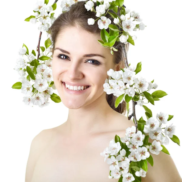 Skönhet kvinna med blommande grenar — Stockfoto