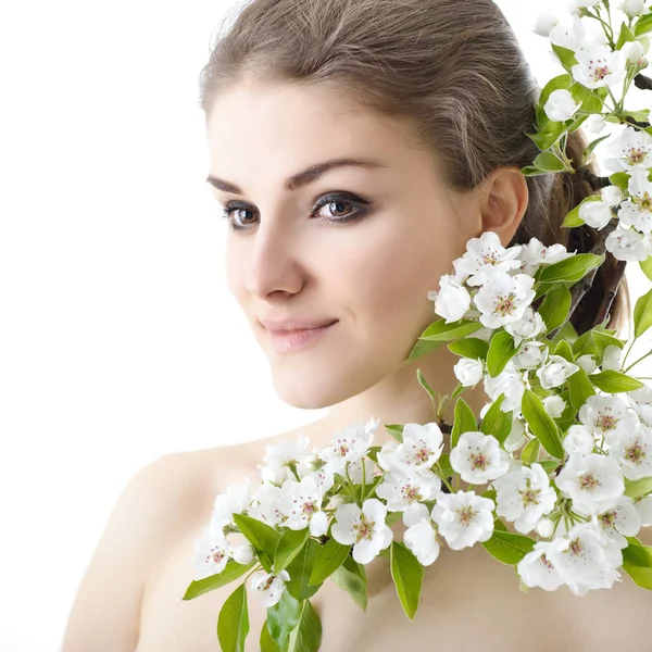 Mujer con ramas florecientes —  Fotos de Stock