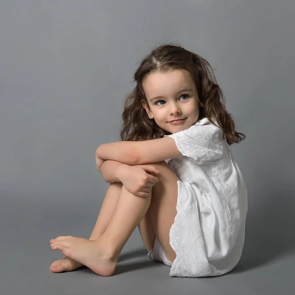 Meisje in witte jurk — Stockfoto