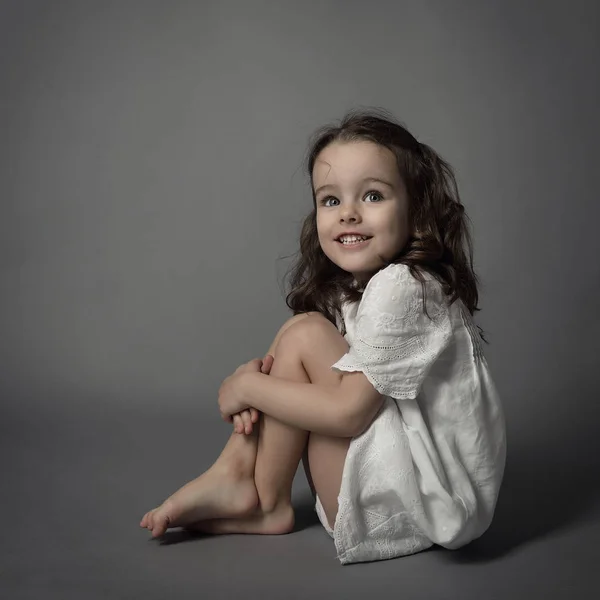 Meisje in witte jurk — Stockfoto