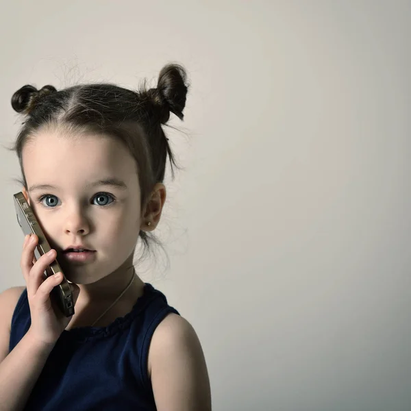 Mobiltelefonon beszélő lány — Stock Fotó