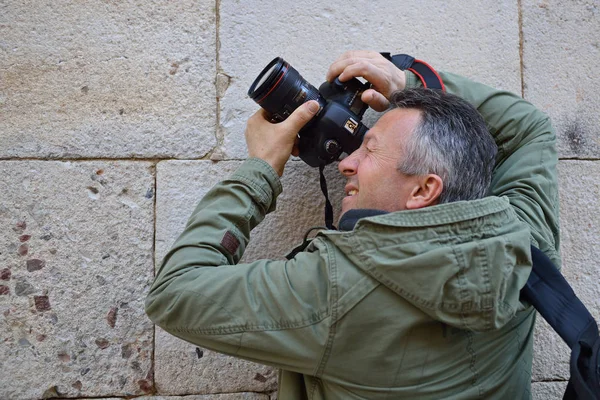 Fotograf z aparatu fotograficznego — Zdjęcie stockowe