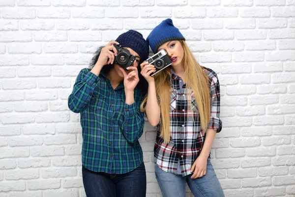 Meisjes met retro camera — Stockfoto