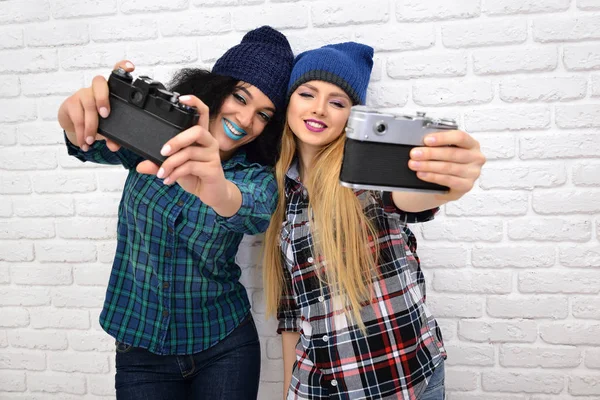 Meninas com câmera retro — Fotografia de Stock